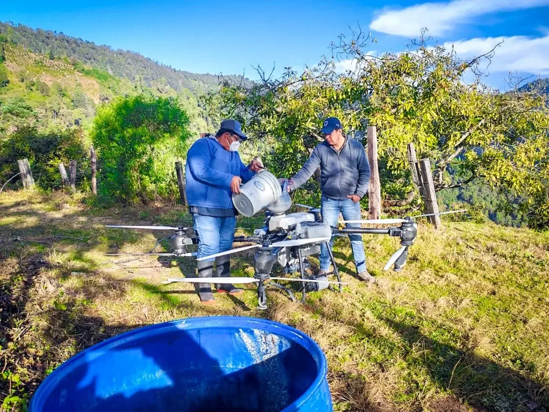 Drones agrícolas de Sagadegro en acción en Guerrero en 2026.