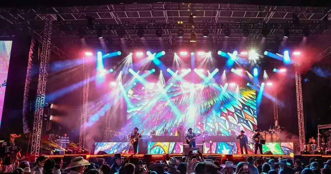 El grupo norteño ofreció un concierto inolvidable, uniendo emociones y tradición musical para su público.