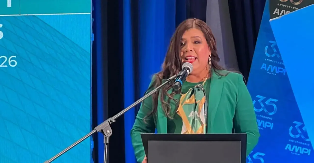 Dulce Reynoso, presidenta de AMPI Tijuana, durante su discurso sobre licencias inmobiliarias.