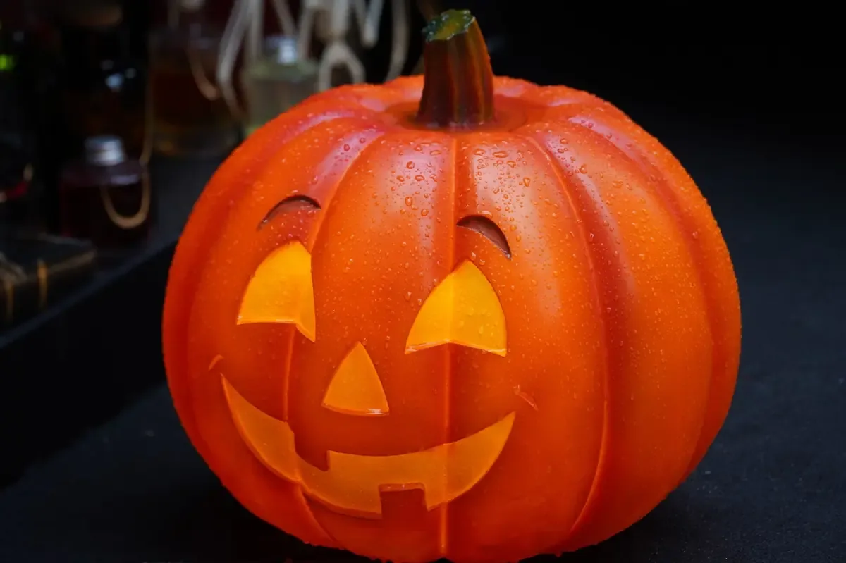 Las dulcerías de Reynosa esperan una mejora en sus ventas para Halloween, tras un mes de baja demanda.
