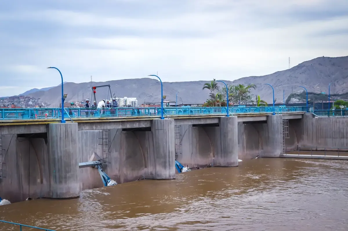 El gobernador Alfonso Durazo alerta sobre la llegada de fuertes precipitaciones en Sonora y la importancia de seguir las indicaciones de seguridad.