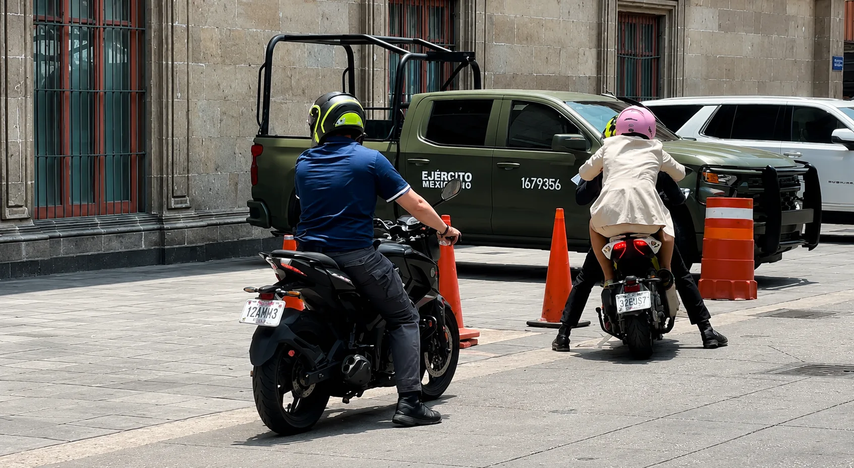 Rosa Icela, Secretaria de Gobernación, llegando en moto a Palacio Nacional