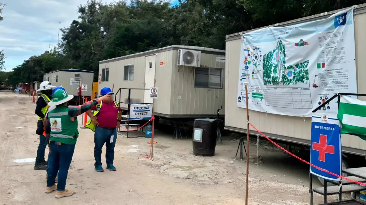 Ecólogos en el sitio de la clausura del proyecto “Perfect Day Mahahual” en Quintana Roo.