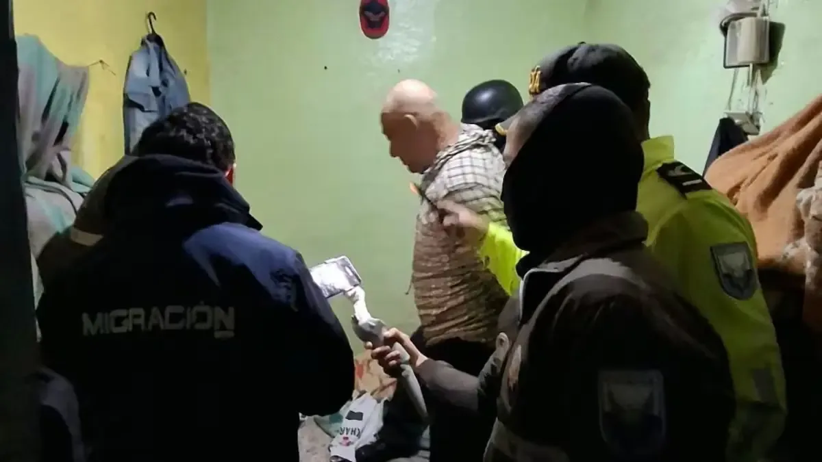 La deportación de un colombiano con tres órdenes de captura resalta la colaboración internacional en la lucha contra la delincuencia.