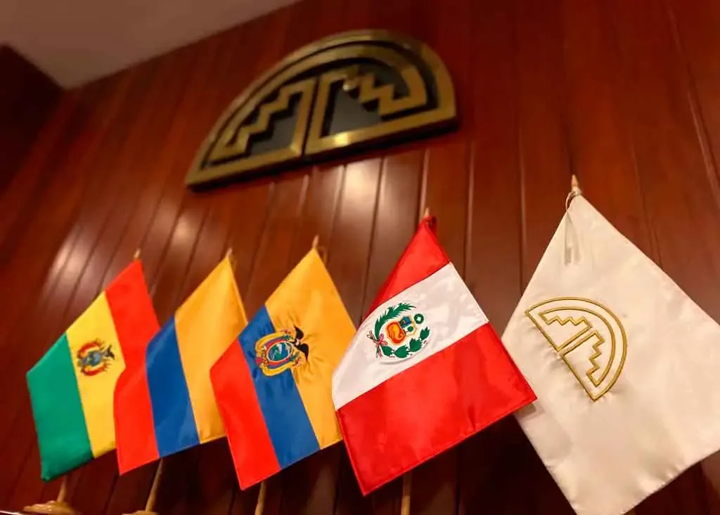 Quito enfrenta presión para derogar tasas que afectan comercio bilateral, mientras se busca una salida al conflicto.