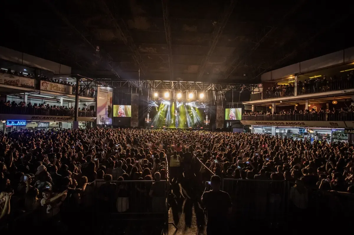 La salida de Macklemore por sus opiniones políticas genera renuncias de otros artistas y afecta la programación de la gira.