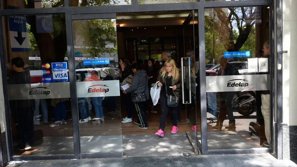 La empresa rechaza descuentos aplicados a usuarios afectados por apagones, lo que genera nuevas tensiones sociales y políticas.
