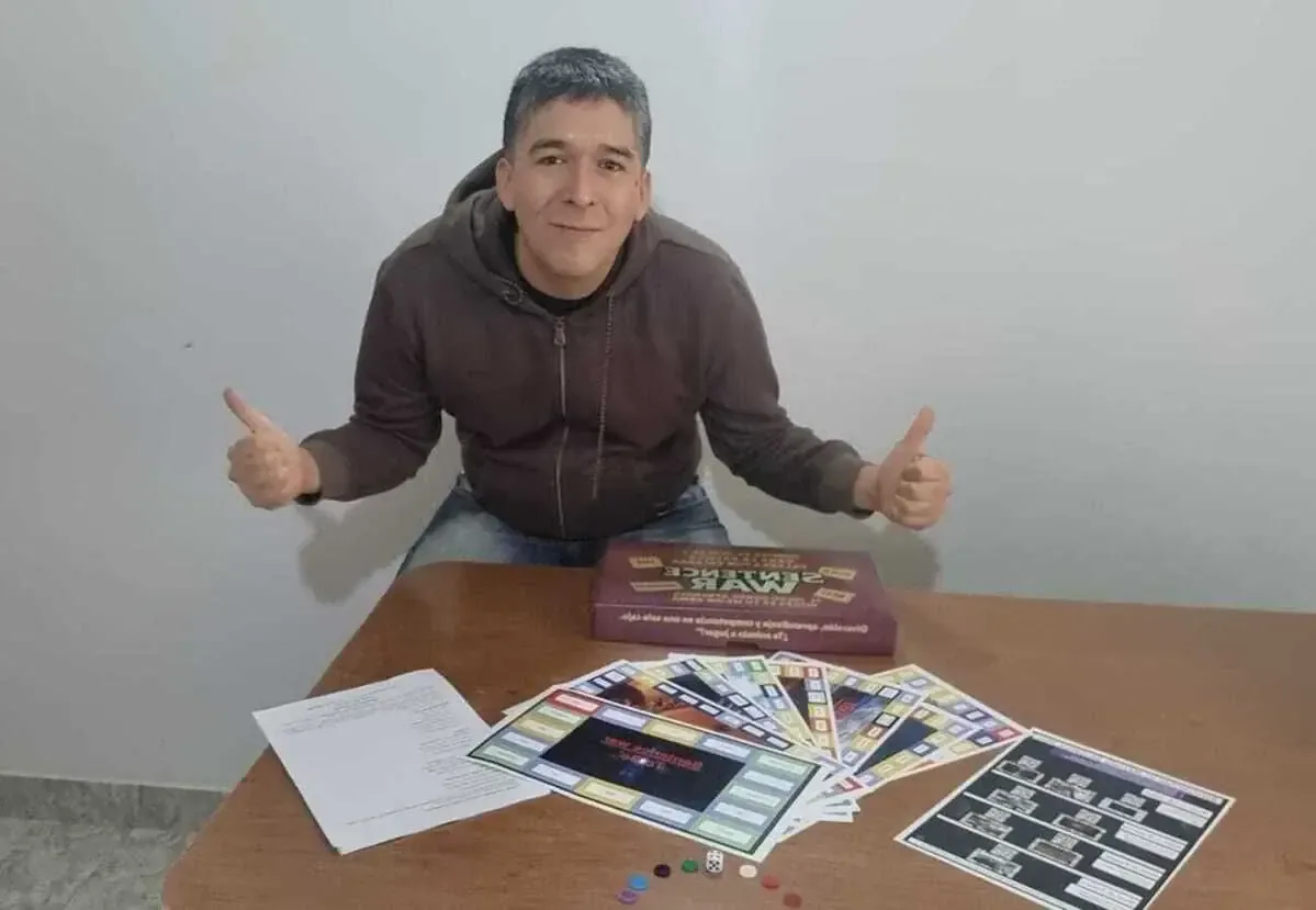 Edgar Eric Guerrero busca transformar la enseñanza del inglés y combatir la frustración en el aula con "Sentence War".