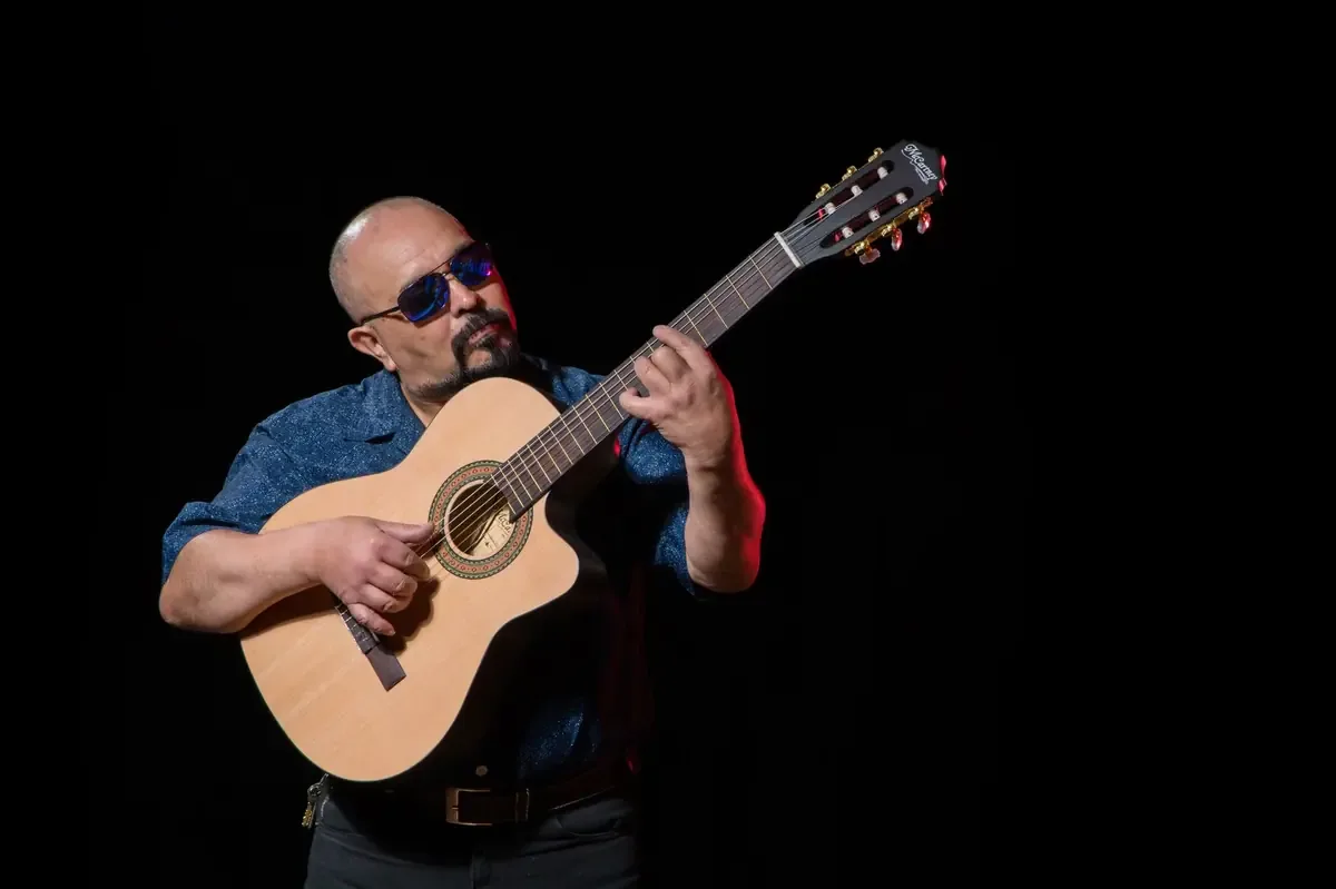 El cantautor mexicano emocionó al público con relatos y música de su trayectoria.