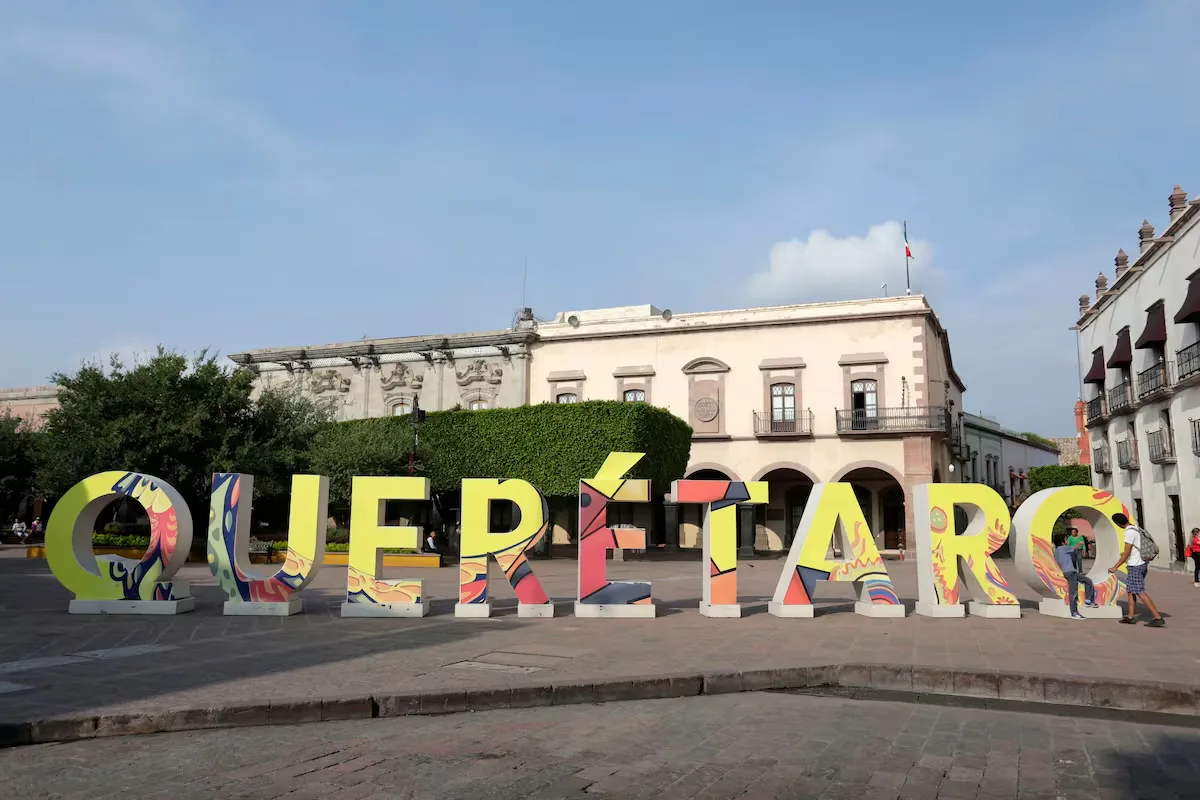 Edificio del centro de Querétaro con construcción y actividad comercial.