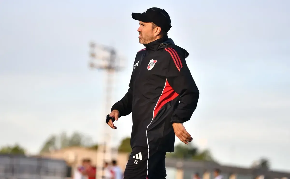 Eduardo Coudet busca revertir el mal desempeño del equipo tras la reciente derrota en el Torneo Apertura.