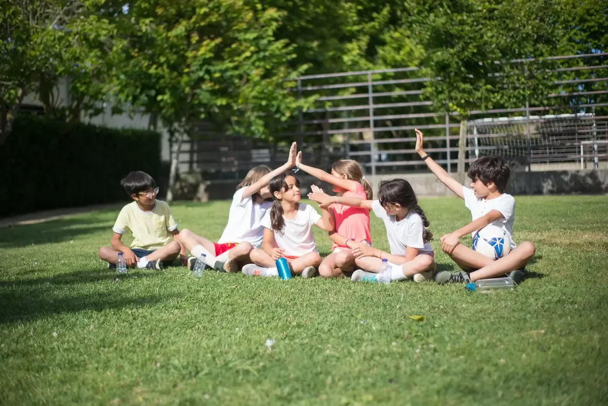 Se sugiere a padres estar atentos a la hidratación de los niños durante las ceremonias de fin de ciclo.