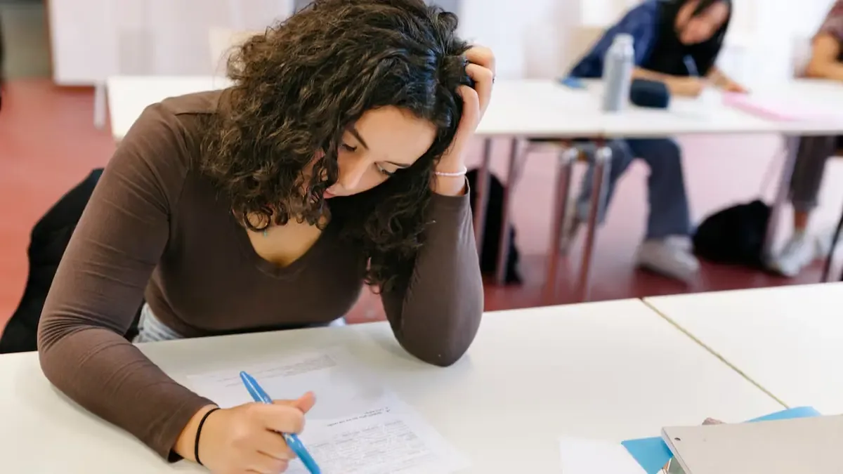 La caída en la matrícula de secundaria afecta las oportunidades educativas en Colombia.