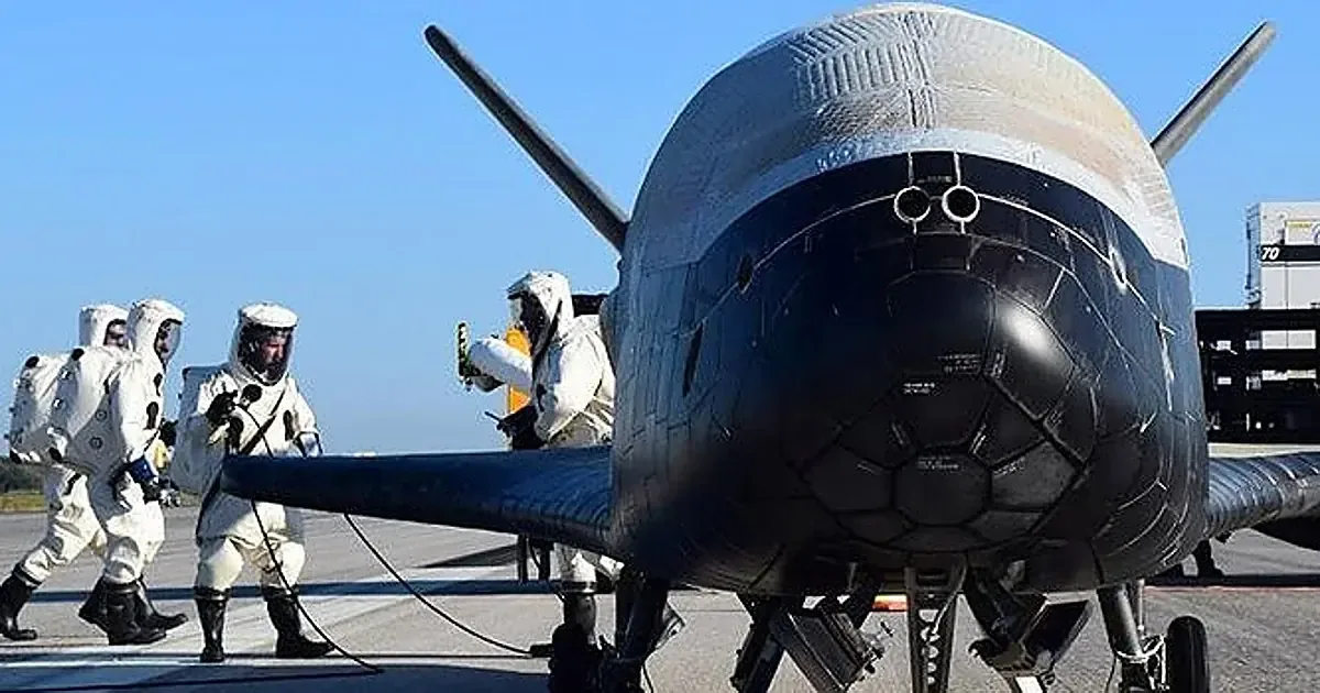 La rivalidad espacial entre Estados Unidos y China se intensifica con planes de militarización lunar.