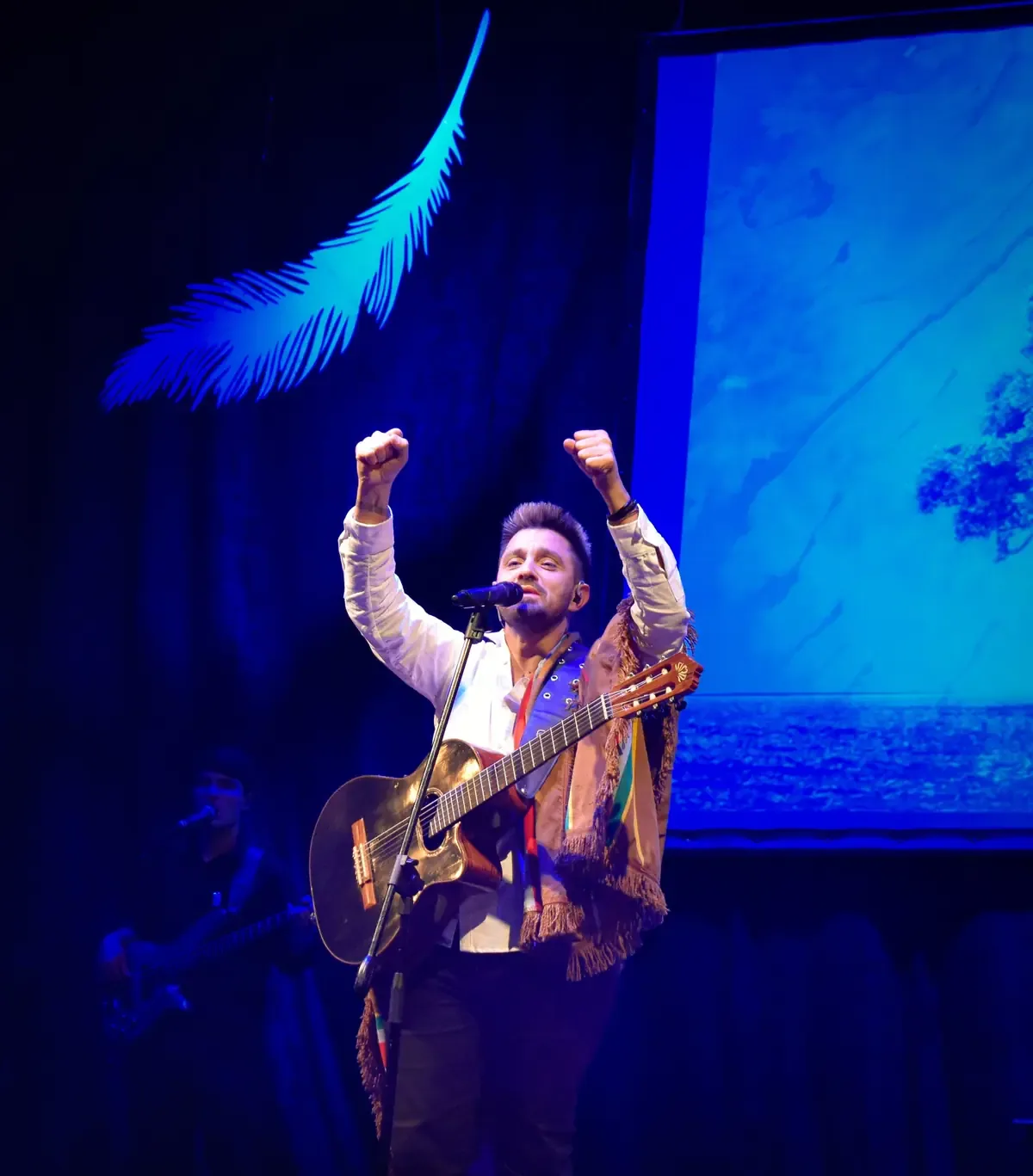 El cantante celebra 40 años de trayectoria musical con un conmovedor espectáculo.