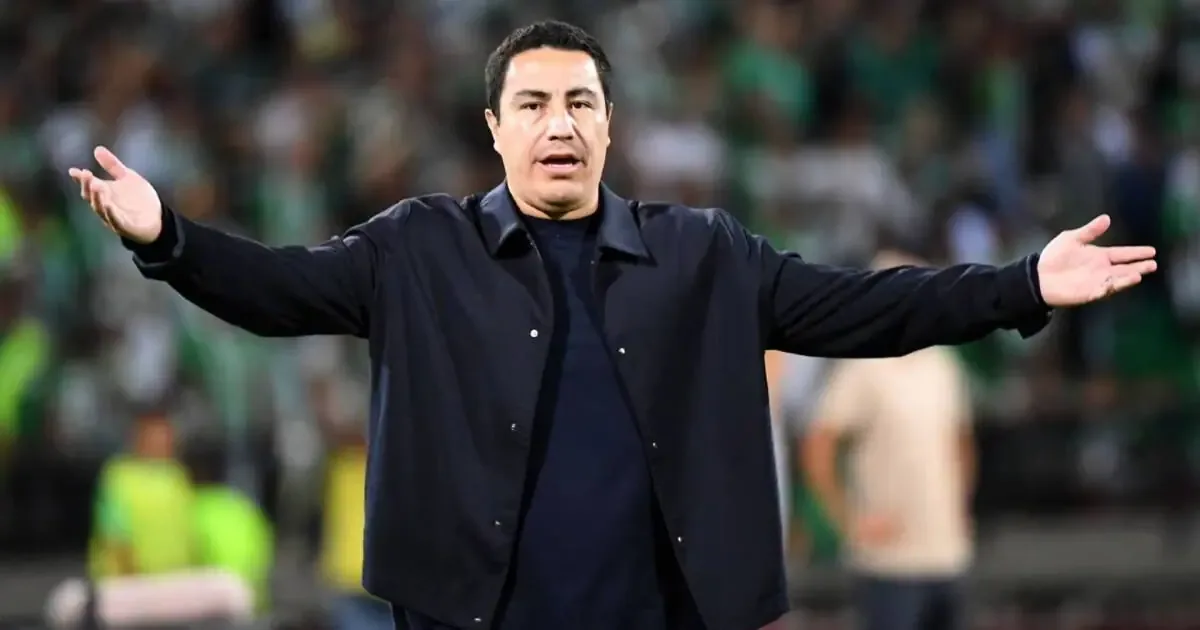 El exentrenador de Pumas enfrentó un difícil comienzo en Europa tras un error en el minuto 90 que le costó la victoria.