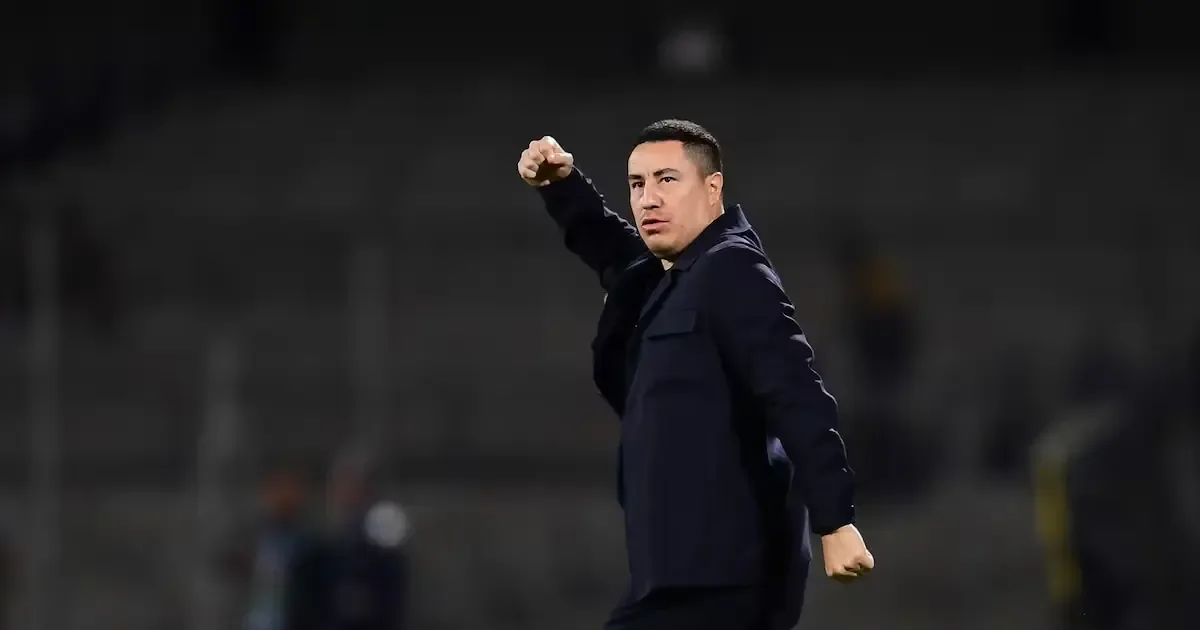 El entrenador mexicano enfrenta un complicado inicio en el Győri ETO tras perder ante el Vikingur Reykjavik.