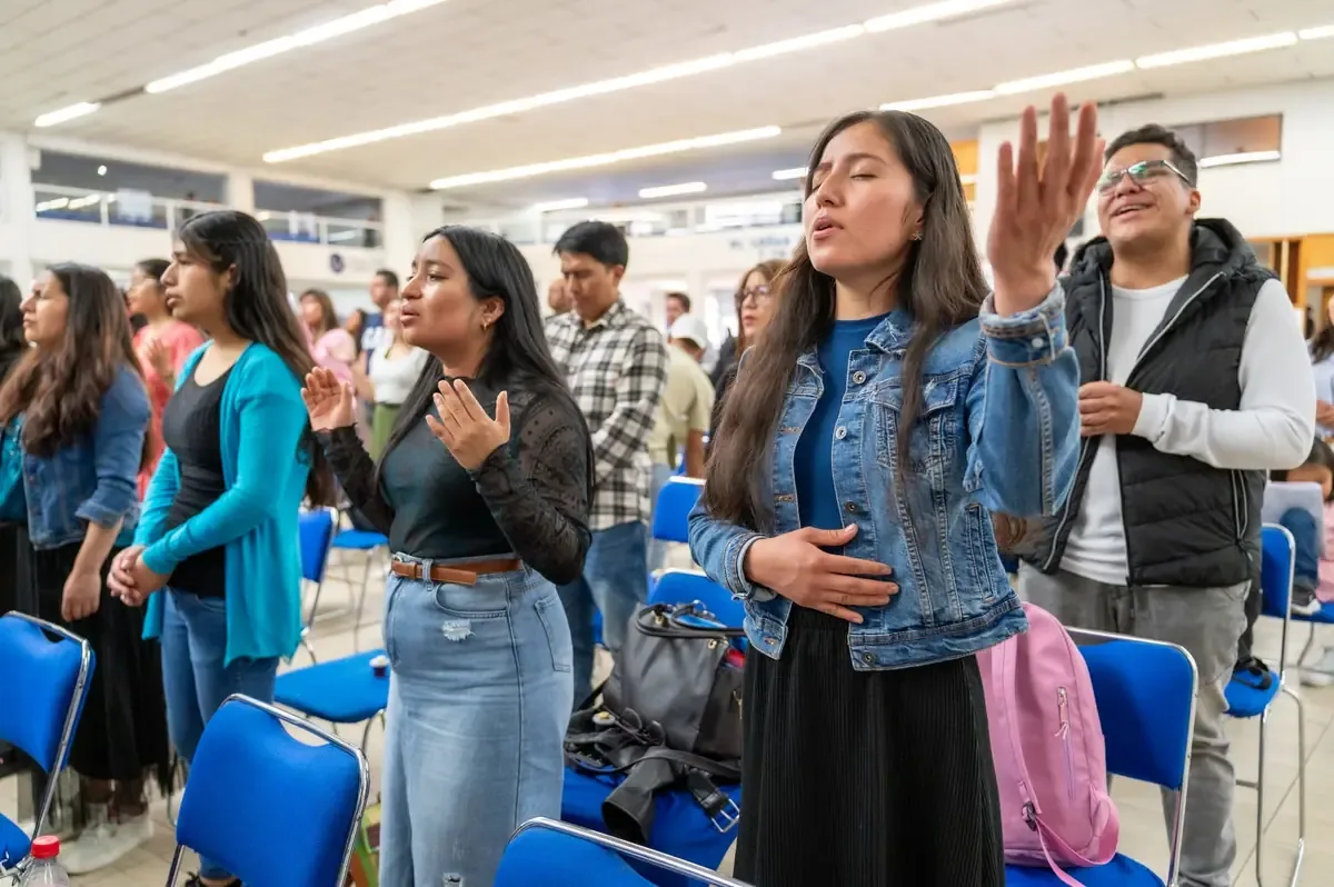 Jóvenes normalistas piden más plazas docentes para atender la demanda educativa en preescolar.