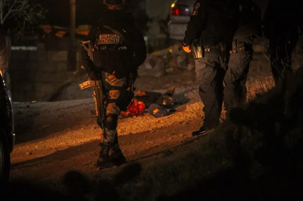 La víctima fue atacada a balazos mientras caminaba en la calle Imperial, en Tijuana.