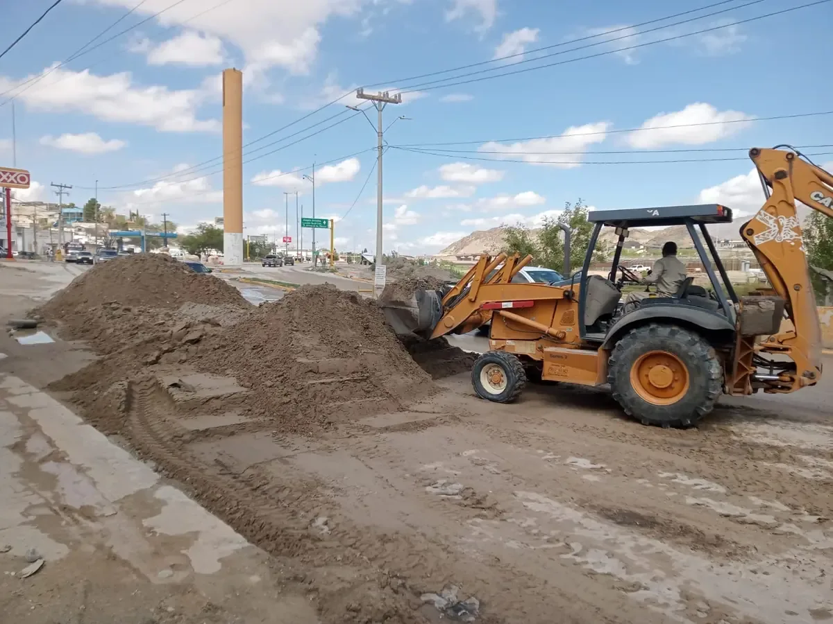 Cuadrillas de Limpia retiran tierra y objetos en desuso tras recientes precipitaciones.