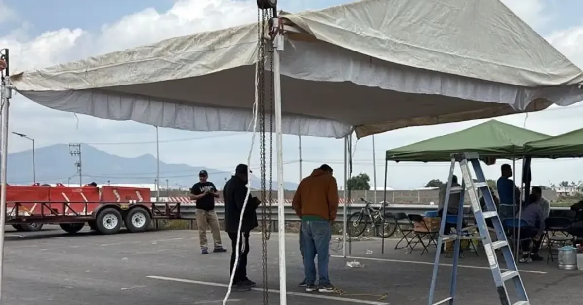 La falta de acuerdos con autoridades lleva a ejidatarios a extender el bloqueo en el aeropuerto.