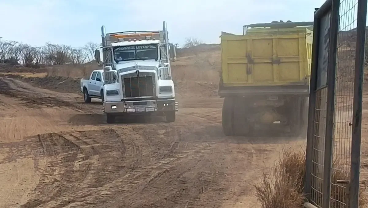 La falta de pagos de tierras lleva a ejidatarios a bloquear la obra del tren, esperando respuestas inmediatas.