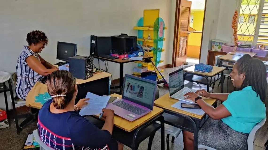 La capacitación digital de maestros es crucial para mejorar la calidad educativa en la región.