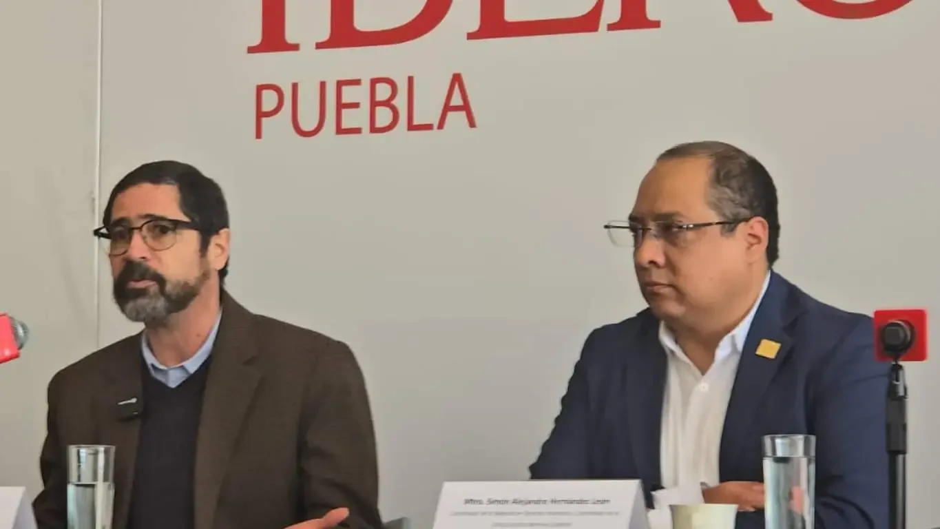 "El académico Leonardo Ariel Escobar durante su declaración en la Ibero Puebla."