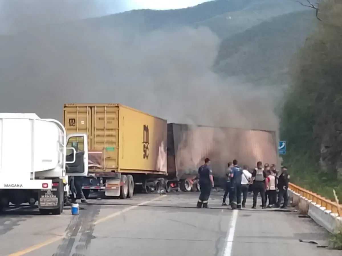 El accidente en la autopista Siglo 21 ha dejado graves consecuencias en la circulación.