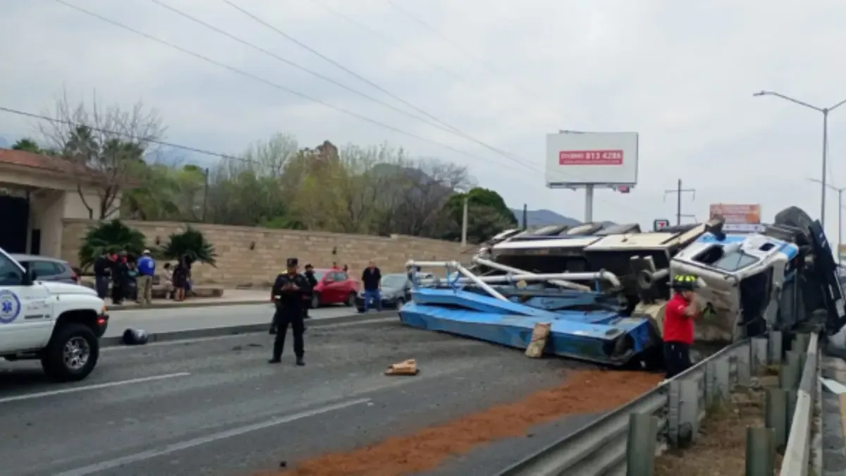 El accidente generó congestionamiento vial y requirió intervención de cuerpos de auxilio en Monterrey.
