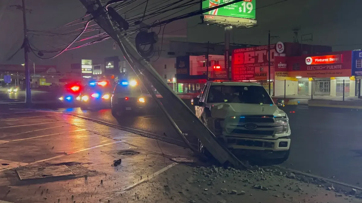 El accidente interrumpió el suministro eléctrico y afectó la circulación en la Av. Garza Sada.