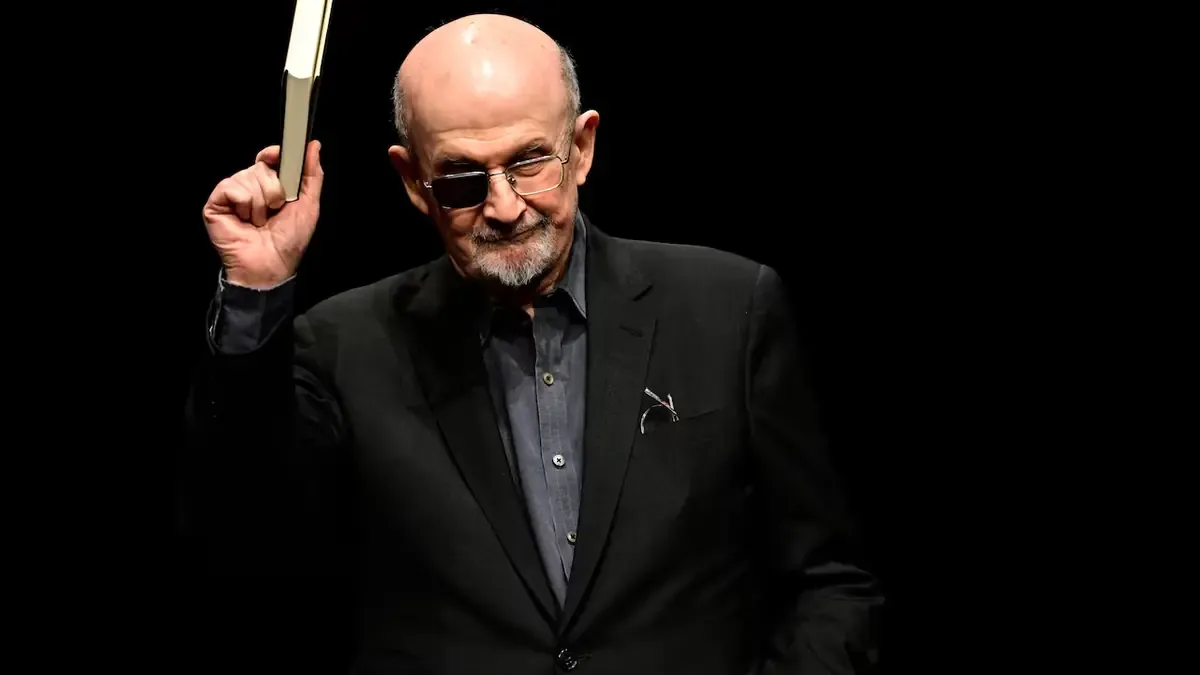 El aclamado novelista presenta su nuevo libro y habla sobre el poder de las palabras.