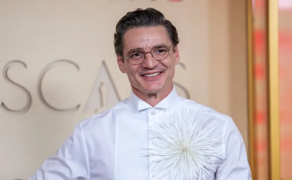 El actor chileno celebra su cumpleaños en el set de 'De Noche', un drama romántico.