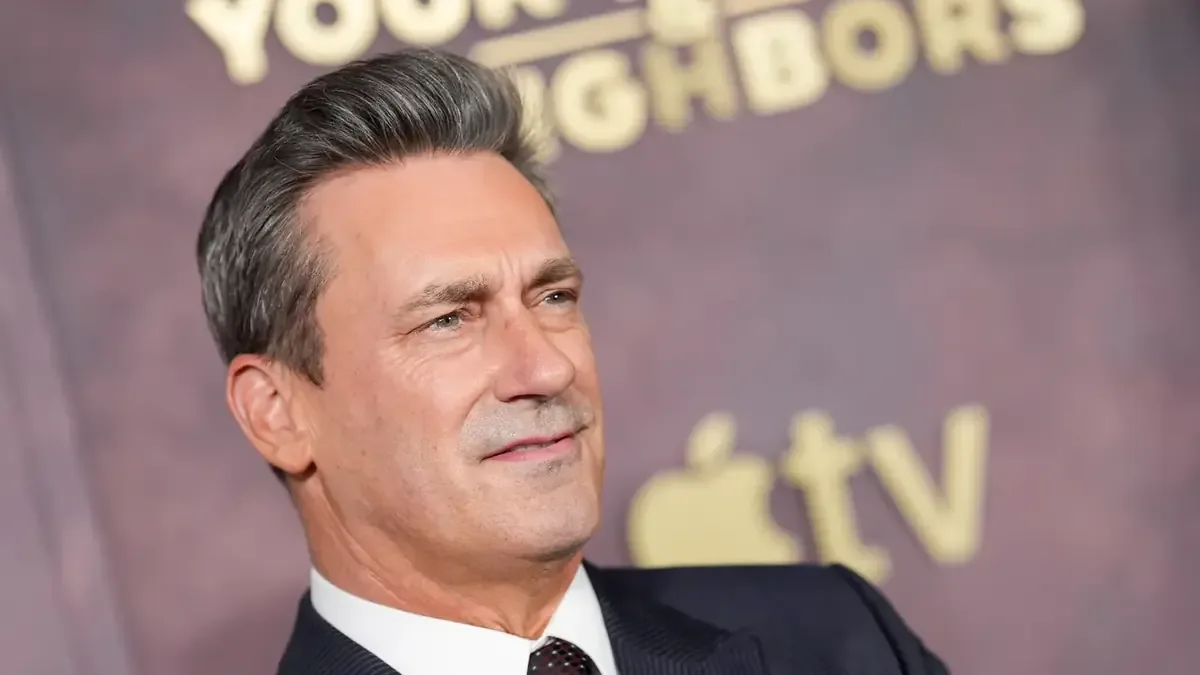 El actor exhibe un cronógrafo único que conecta la elegancia y la velocidad.