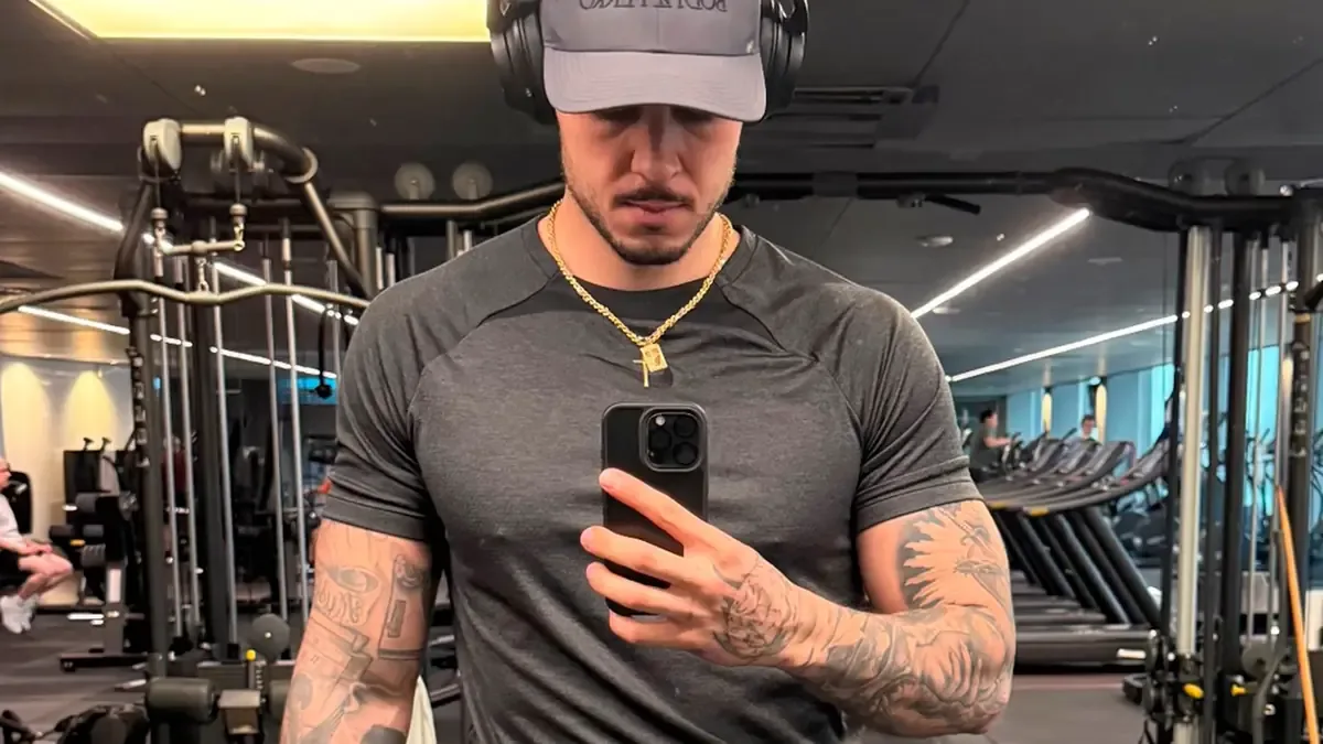 El actor lanza indirectas en redes tras tensiones con sus primos Matamoros.