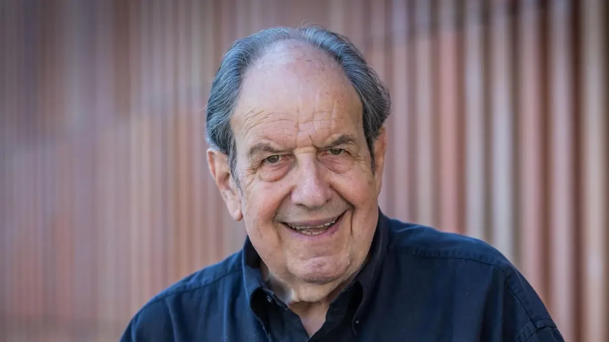 El actor reflexiona sobre su vida y carrera en teatro y cine, destacando la importancia de la soledad.