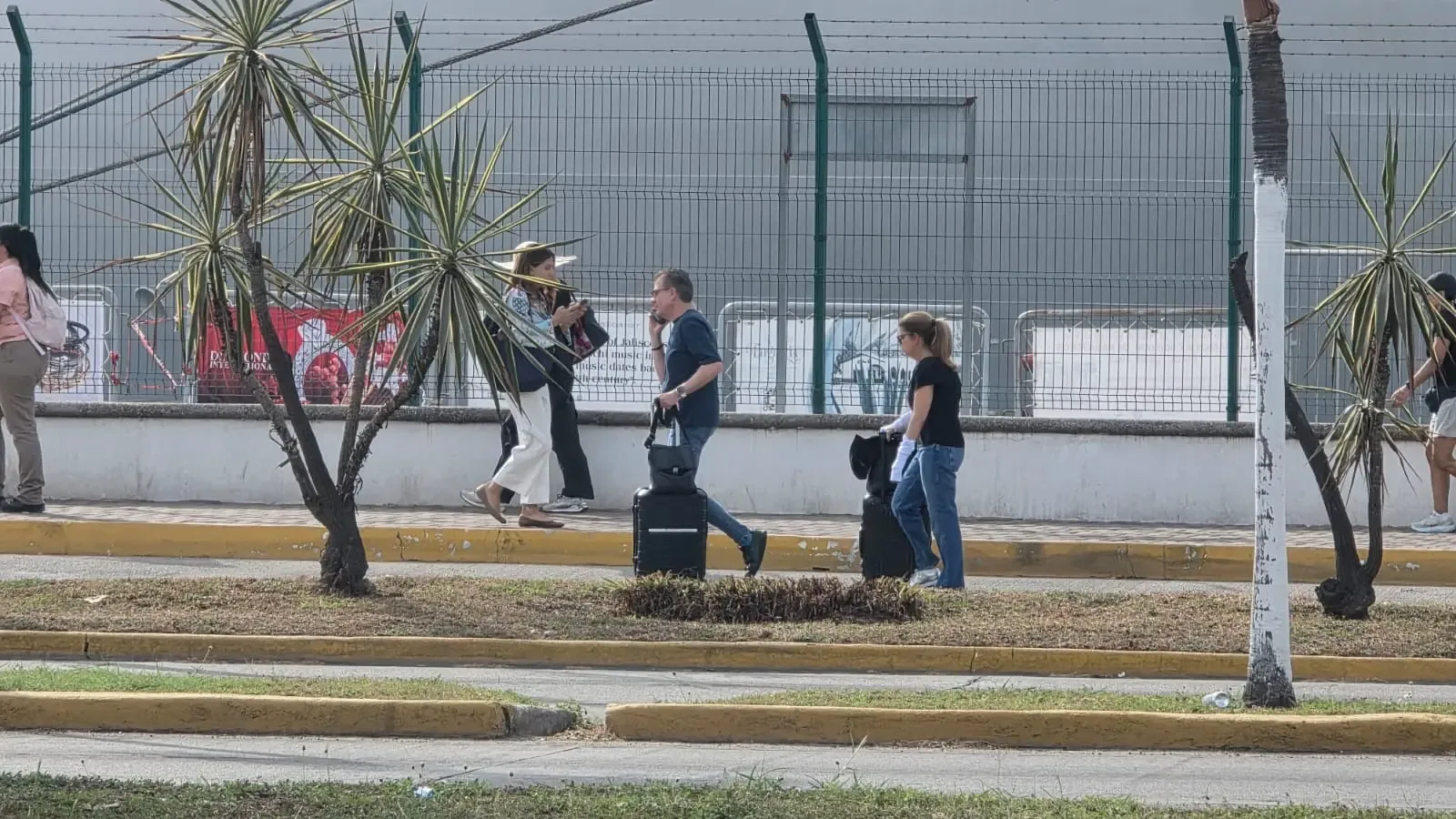 "El Aeropuerto de Puerto Vallarta alerta sobre bloqueos que afectan el tráfico."