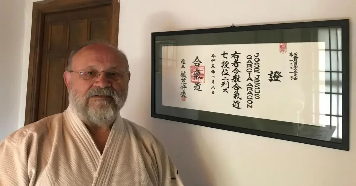 El aikido se implementa en escuelas para promover la no-violencia y el autocontrol.