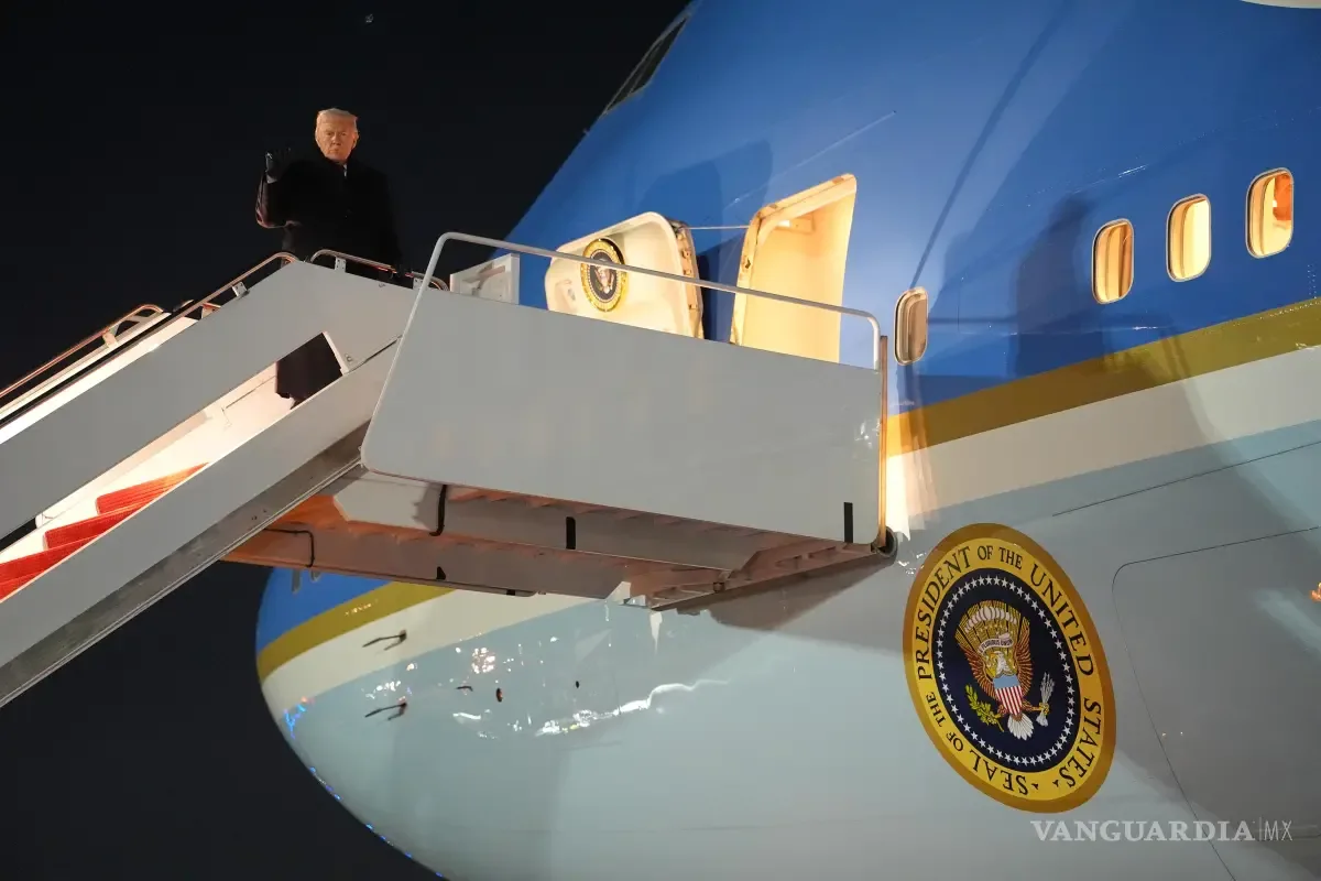 El Air Force One enfrenta problemas eléctricos en su viaje rumbo a Davos.
