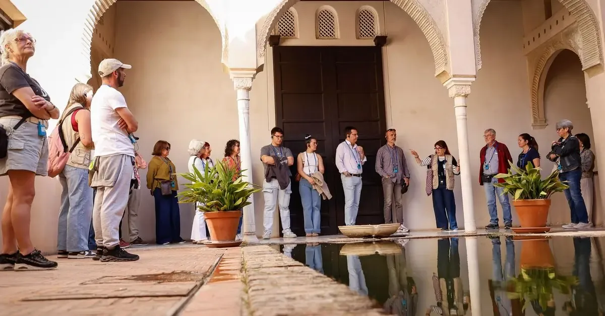 El Albaicín se convirtió en un punto de encuentro cultural y social con visitas guiadas y acceso gratuito a monumentos.