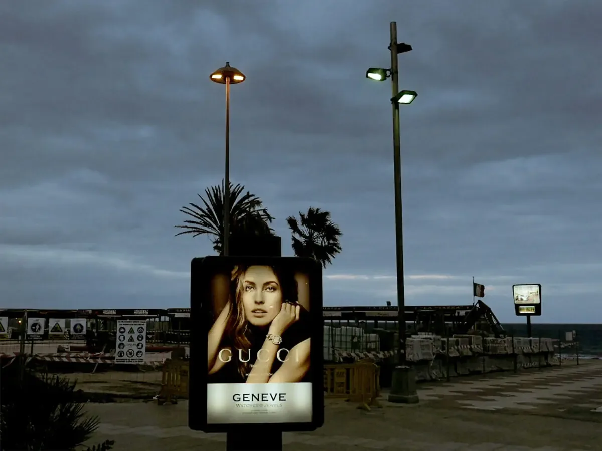 La película aborda temas de fronteras y migración a través de una mirada crítica.