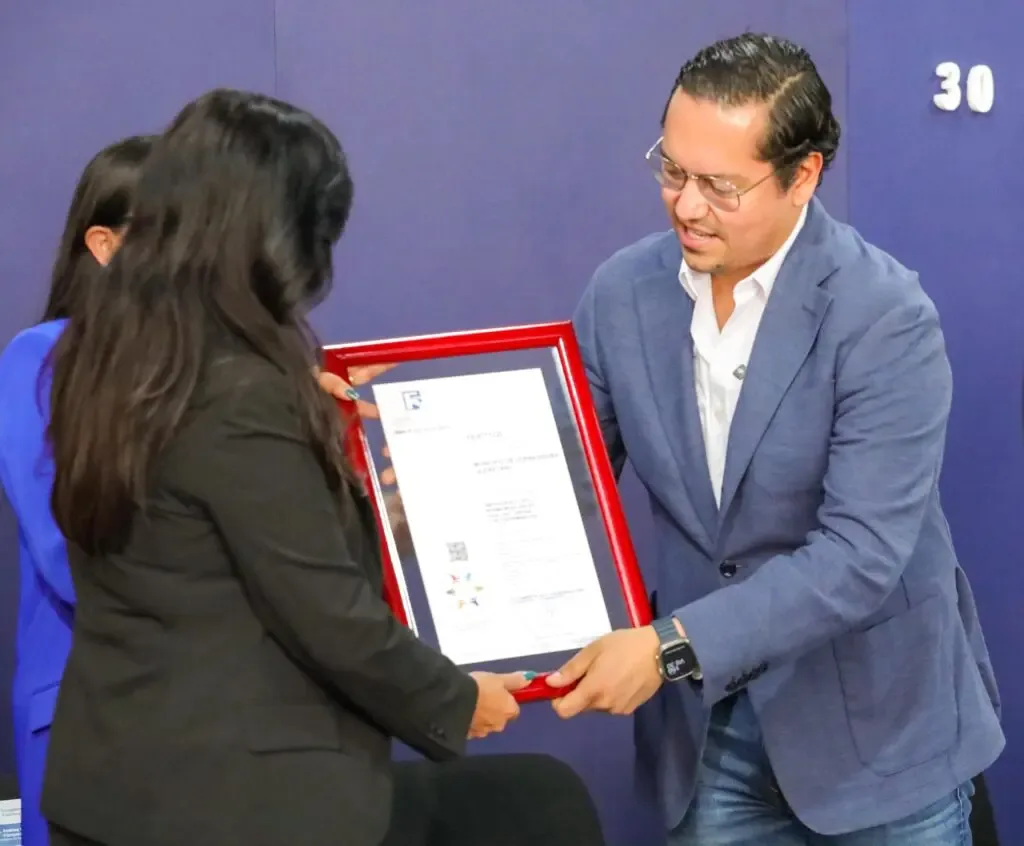 El alcalde Chepe Guerrero celebra la obtención de la certificación en igualdad laboral.