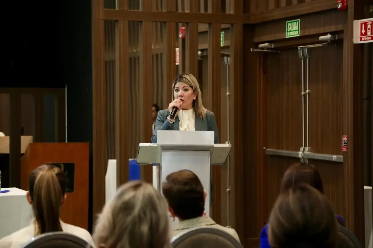 "El alcalde Cruz Pérez Cuéllar presenta pruebas de nepotismo en el PAN."