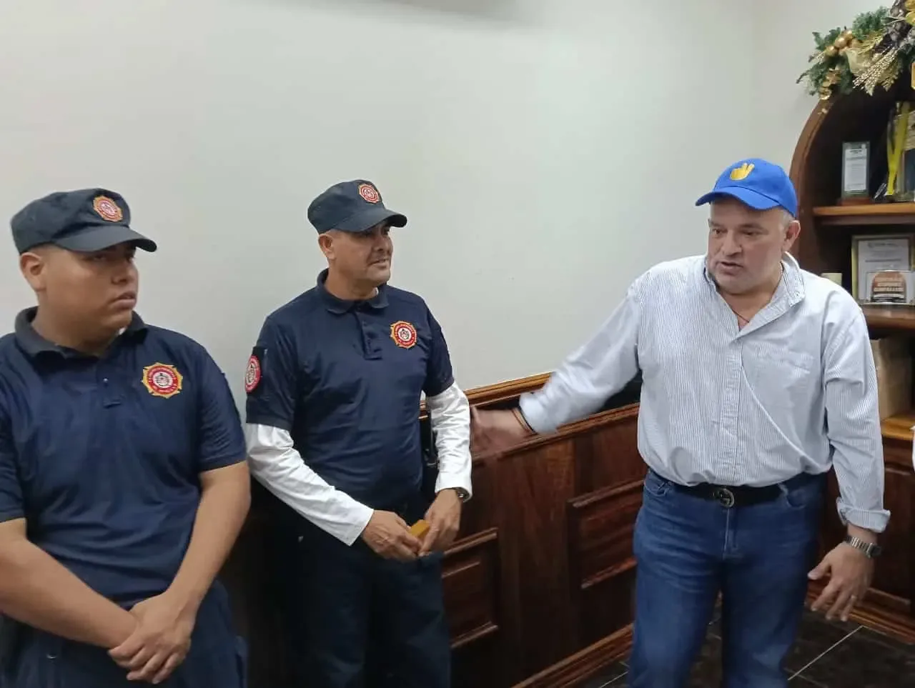 El alcalde David Armando Medina Salazar entrega apoyo a Bomberos en Ciudad Valles.