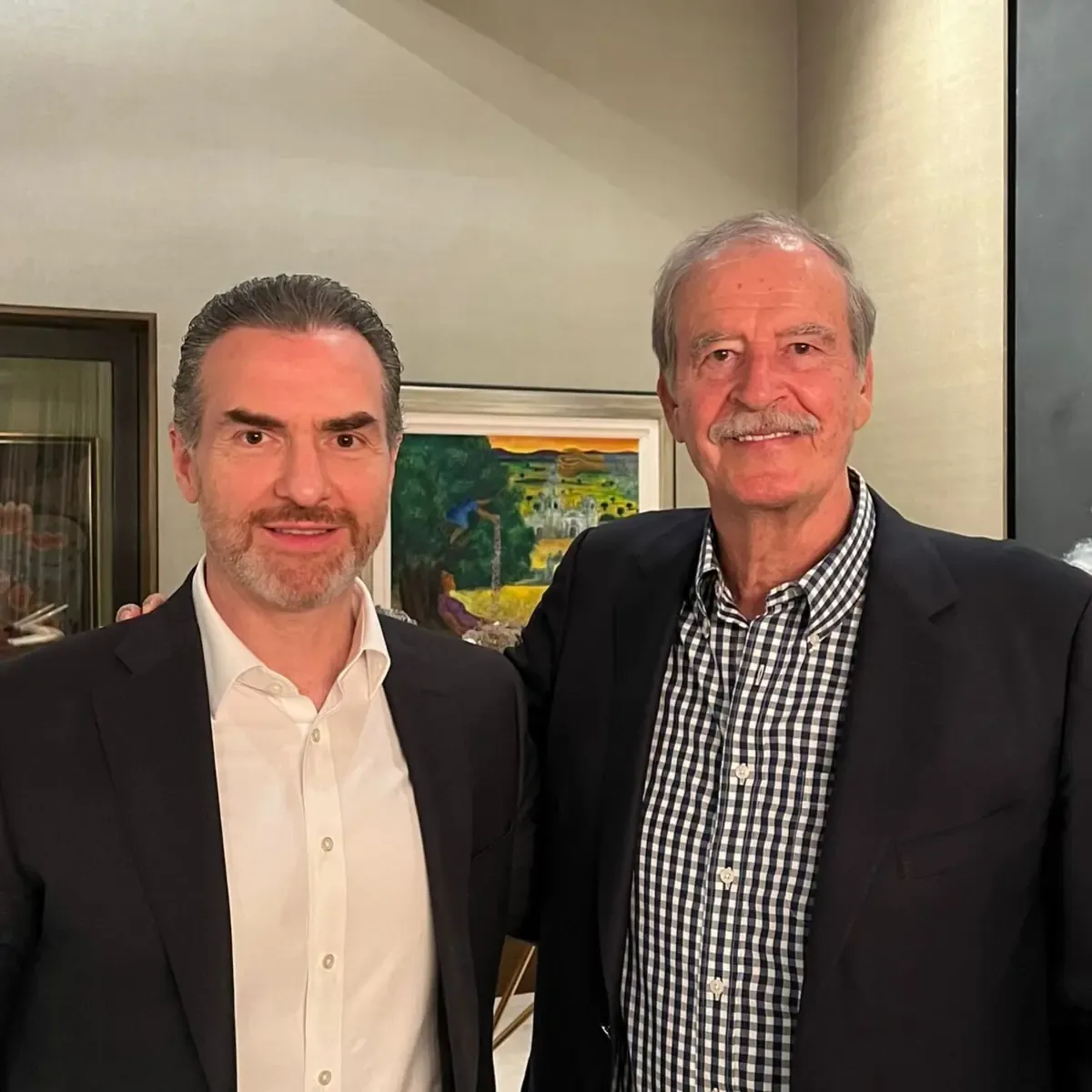El alcalde de Monterrey se posiciona como aspirante a gobernador en 2027, con el apoyo del PAN y el PRI.