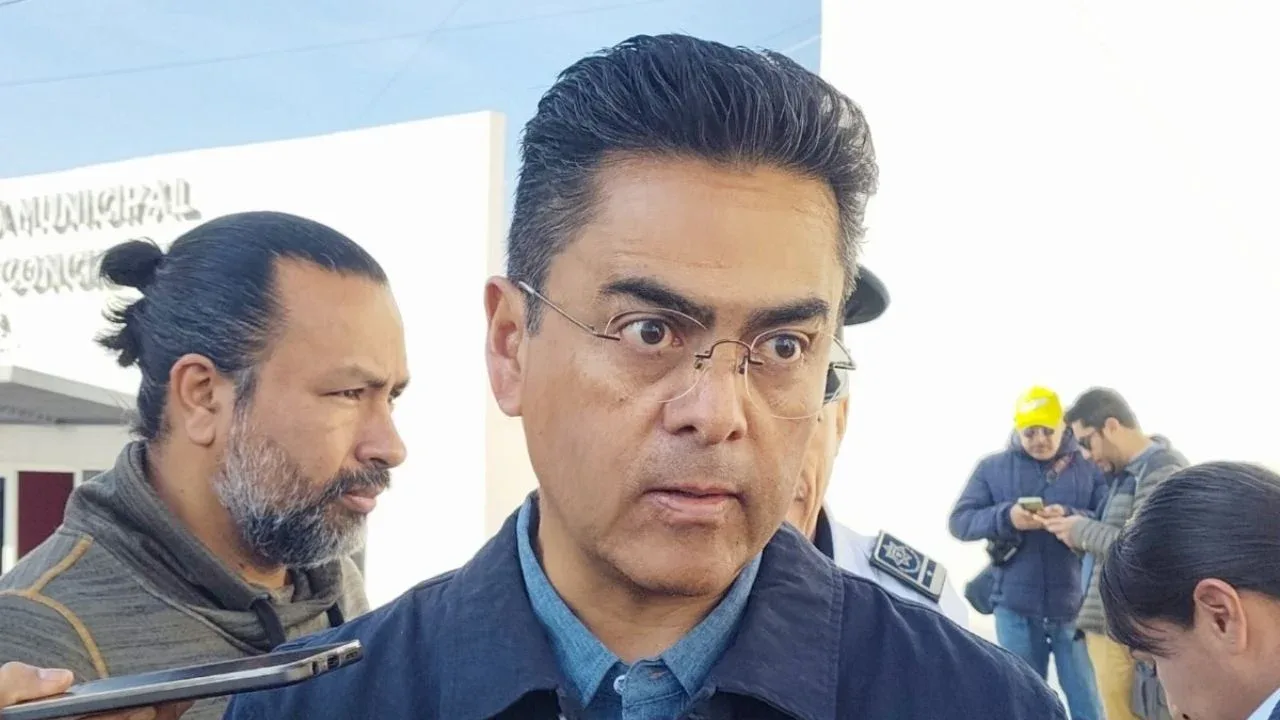 El alcalde Eduardo Medécigo expone la situación de bares en Mineral de la Reforma.