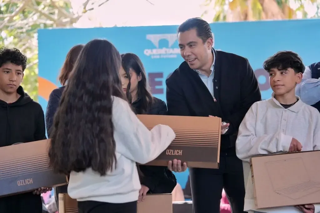 "El alcalde Felifer Macías durante la entrega de computadoras a jóvenes en Querétaro."
