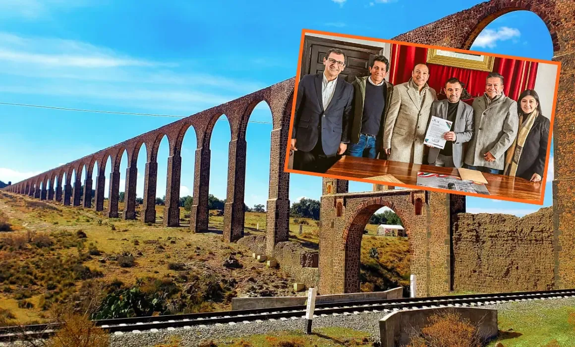 El alcalde Francisco Sinuhé Ramírez Oviedo al firmar el hermanamiento con Tembleque, España.