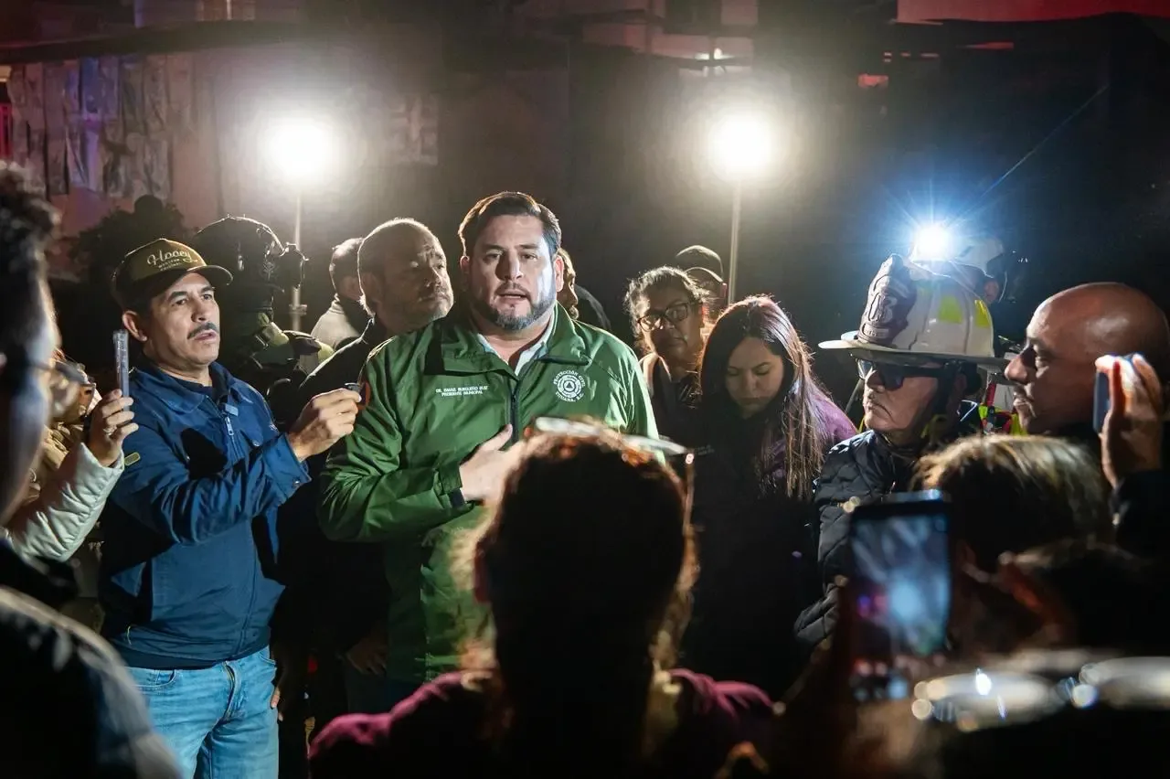 El alcalde Ismael Burgueño conversando con las familias afectadas por el incendio.