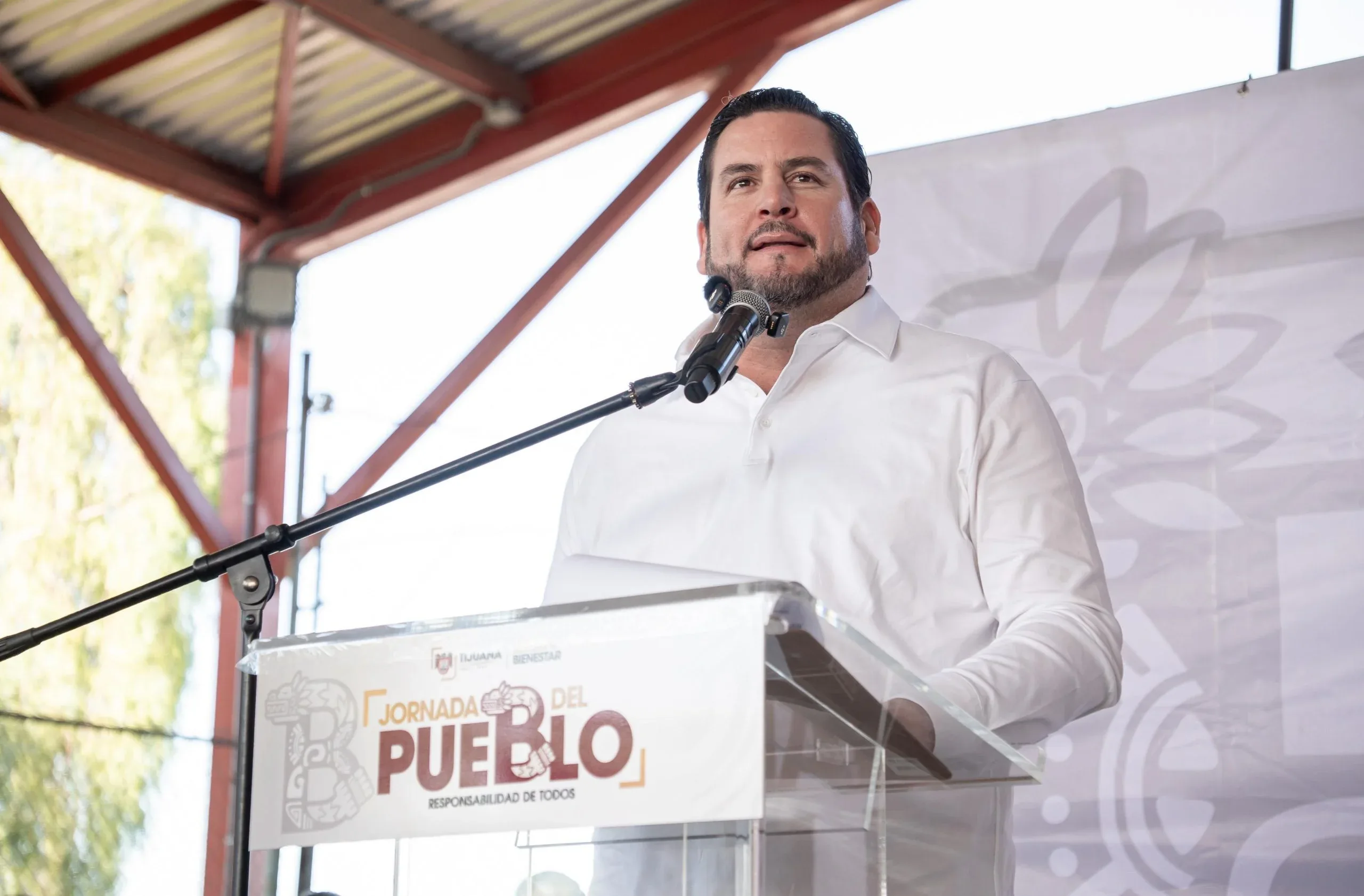 El alcalde Ismael Burgueño durante la Jornada del Pueblo en la colonia El Porvenir.